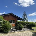 Alpaka Cottage Ferienhaus Außenansicht m Parkplatz